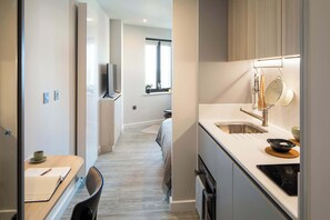 Microondas, horno, parrilla de estufa y utensilios de cocina