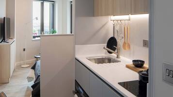 Mikrowelle, Ofen, Herdplatte, Kochgeschirr/Geschirr/Besteck