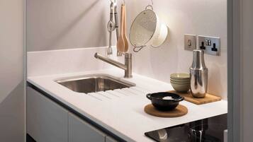 Mikrowelle, Ofen, Herdplatte, Kochgeschirr/Geschirr/Besteck