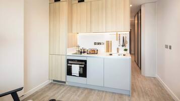 Horno, placa de cocina, lavavajillas, utensilios de cocina