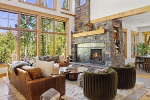 Televisión y chimenea 