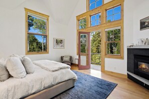 5 bedrooms, iron/ironing board, Internet, bed sheets