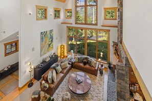 Televisión y chimenea 