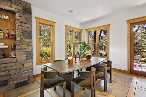 Golden Knoll: Secluded Mountain Village Escape, Luxury Comforts