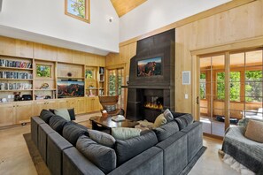 TV, fireplace - Golden Knoll: Secluded Mountain Village Escape, Luxury Comforts (Mountain Village)