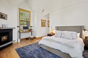 5 bedrooms, iron/ironing board, Internet, bed sheets