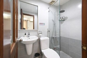 Chambre Double, 1 grand lit | Salle de bain