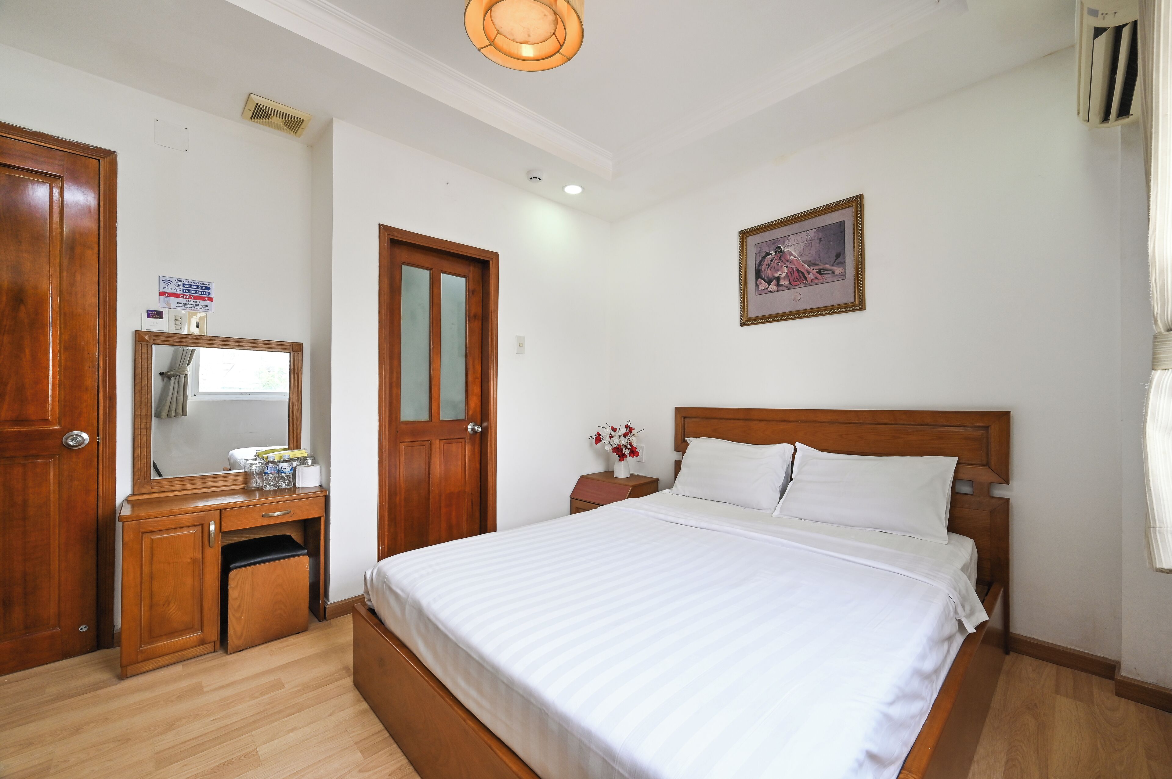 Escritorio, wifi gratis y ropa de cama 