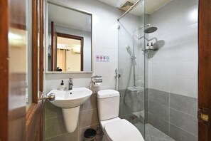 Tweepersoonskamer, 1 queensize bed | Badkamer | Een douche, gratis toiletartikelen, een haardroger, handdoeken