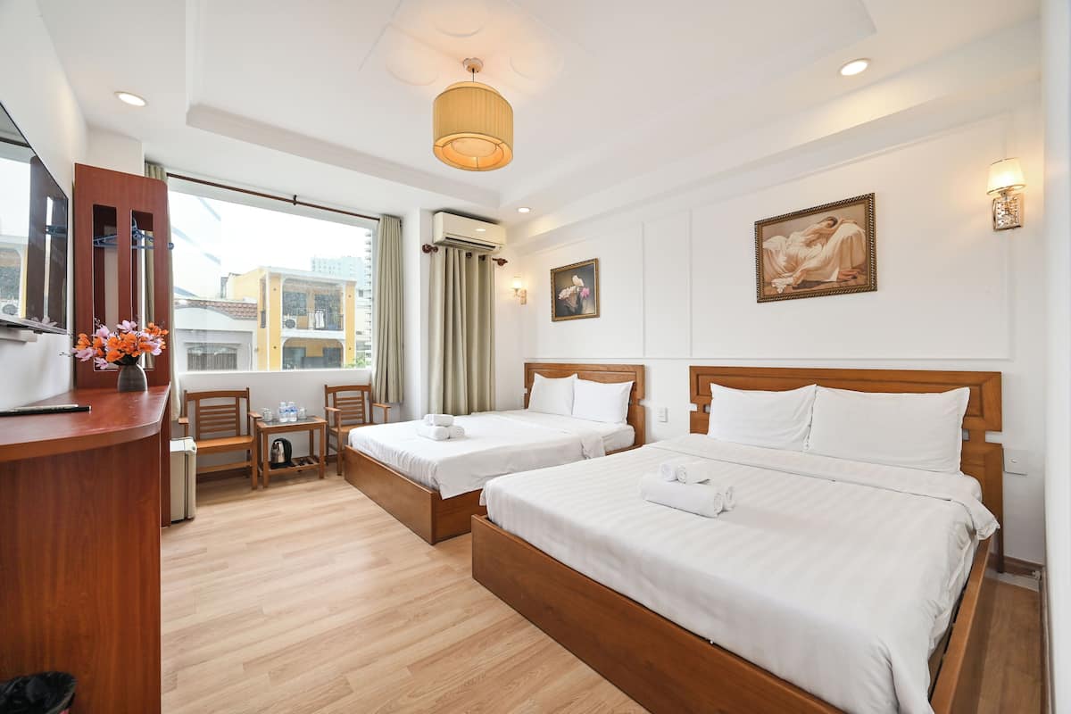 غرفة مزدوجة عائلية - سريران كبيران | مكتب وواي فاي مجانًا وملاءات أسرّة