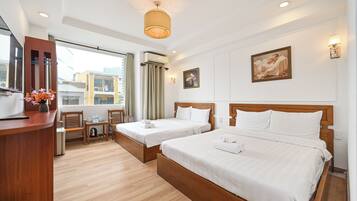 Escritorio, wifi gratis y ropa de cama