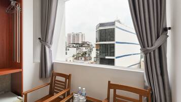 Escritorio, wifi gratis y ropa de cama