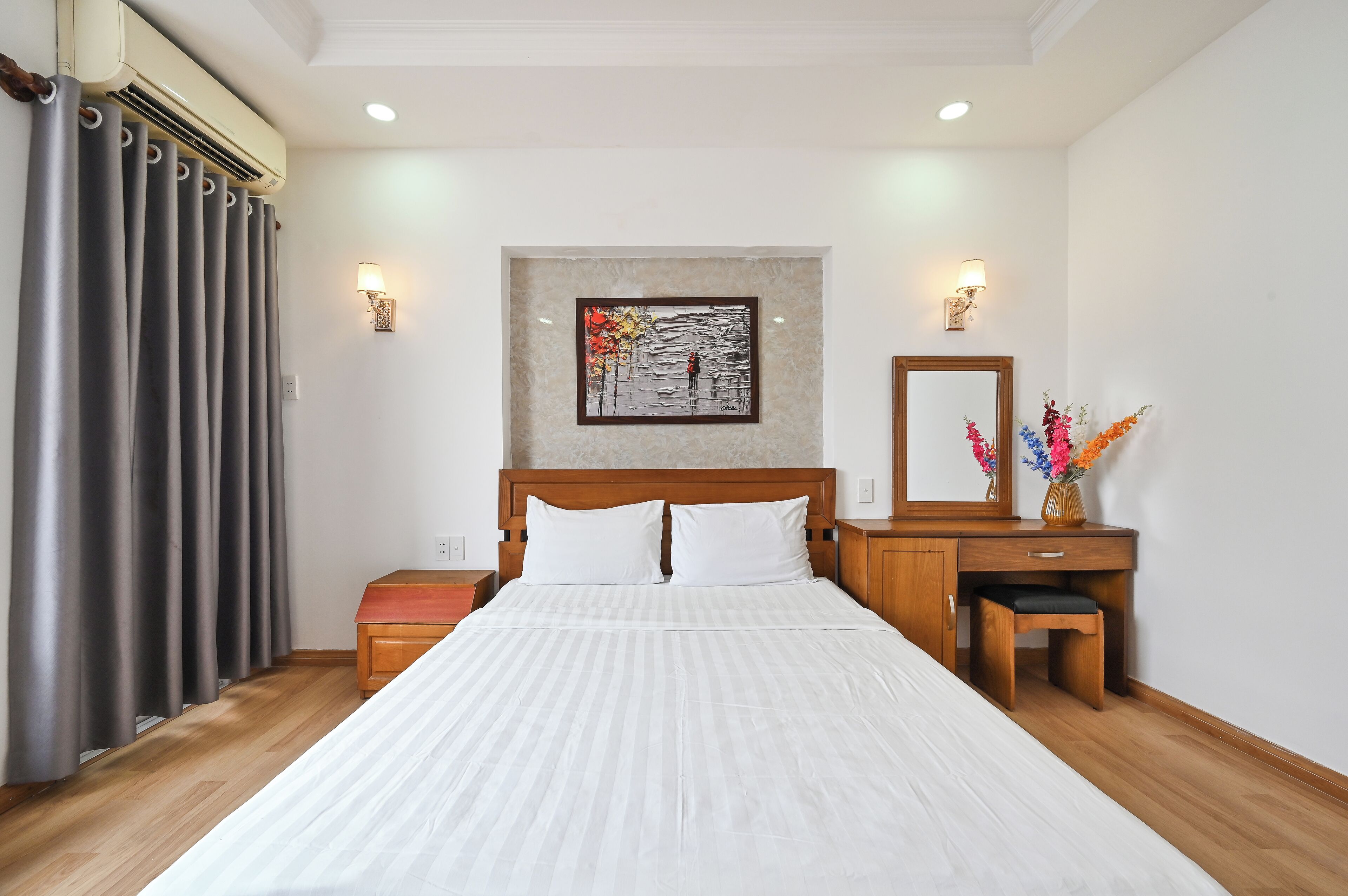 Escritorio, wifi gratis y ropa de cama 