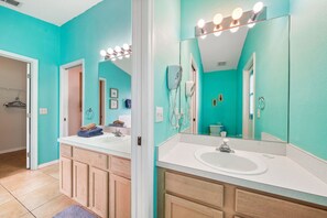 Suihku, hiustenkuivaaja, pyyhkeet, saippua