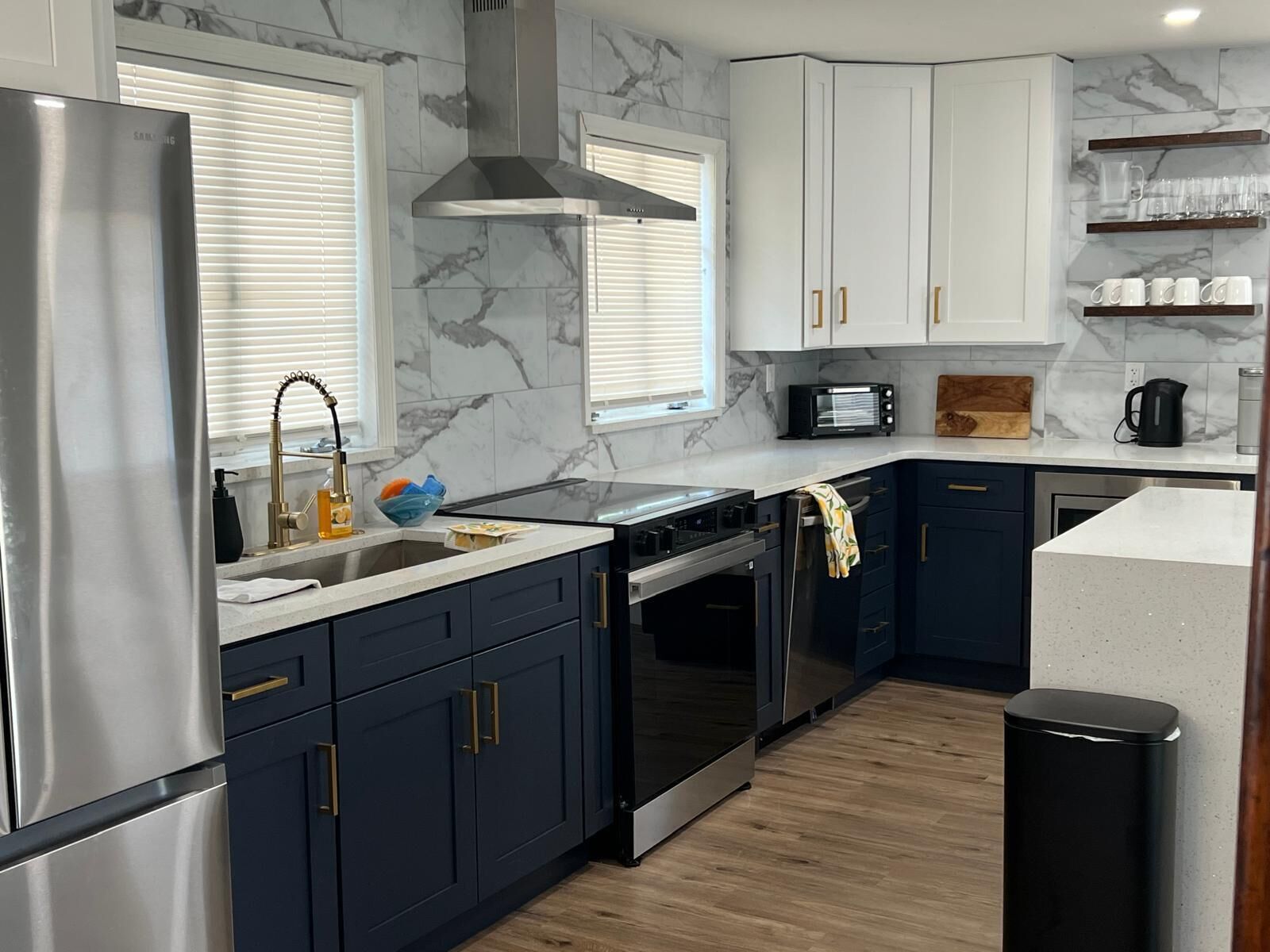 Mikrobølgeovn, ovn, kokeplater og oppvaskmaskin