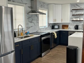 Mikrovågsugn, ugn, spishäll och diskmaskin