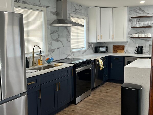 Microondas, horno, parrilla de estufa y lavavajillas