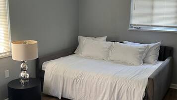 3 bedrooms, iron/ironing board, WiFi, bed sheets