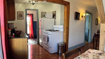 Coffee/tea maker, fridge, microwave, oven