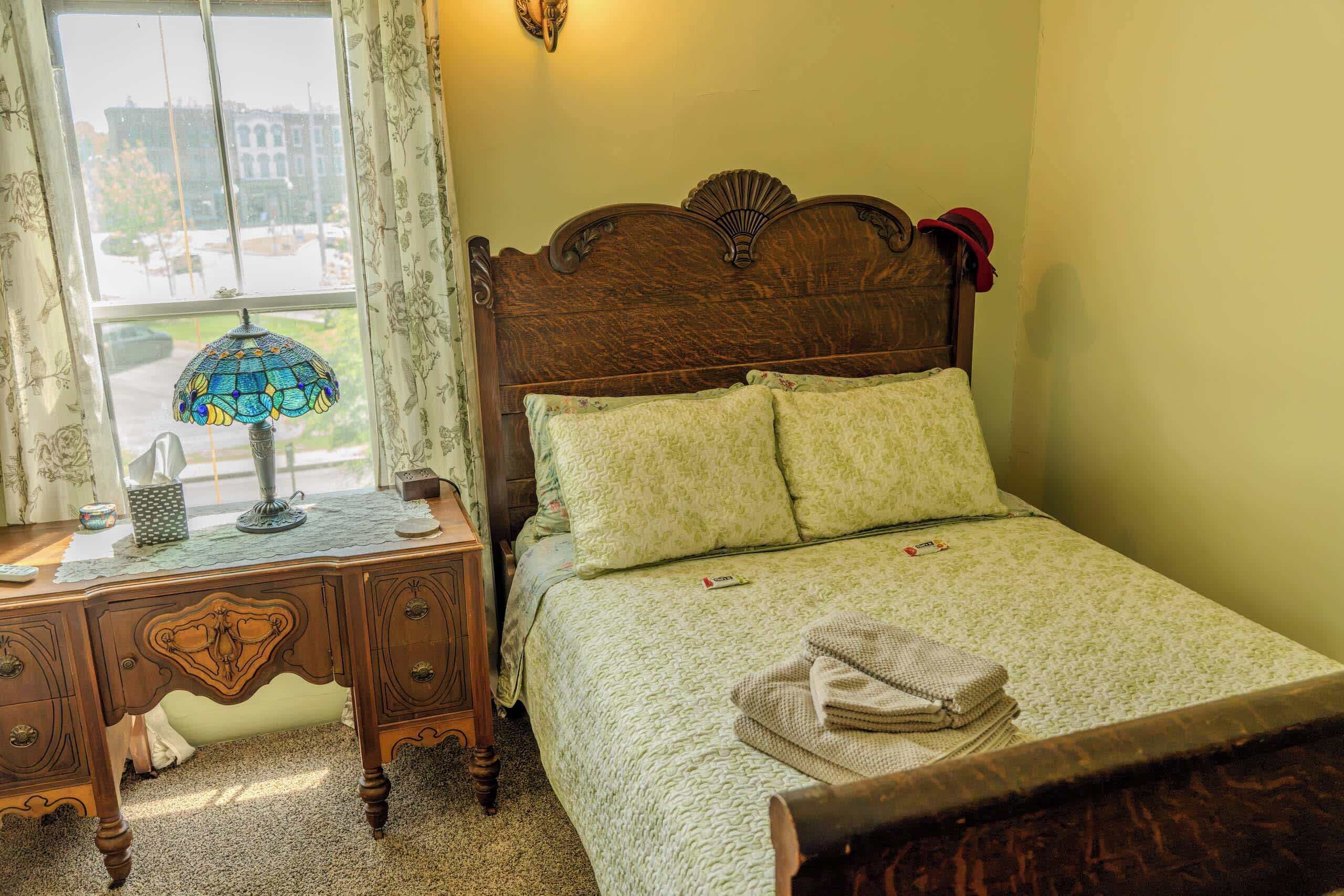 4 bedrooms, iron/ironing board, WiFi (free), bed sheets