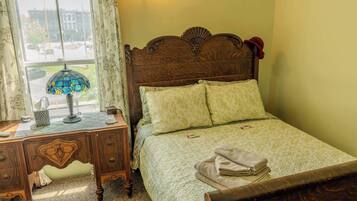 4 bedrooms, iron/ironing board, WiFi (free), bed sheets