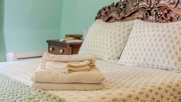 4 bedrooms, iron/ironing board, WiFi (free), bed sheets