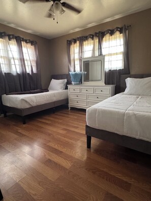 3 bedrooms, iron/ironing board, Internet, bed sheets