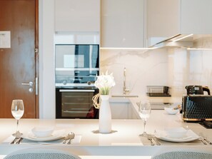 Luksusrom, balkong, byutsikt | Eget kjøkken | Kjøleskap, mikrobølgeovn, ovn og kokeplater