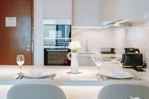 Estudio de lujo, balcón, vista a la ciudad | Servicio a la habitación