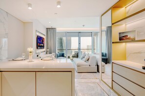 Estudio de lujo, balcón, vista a la ciudad | Servicio a la habitación