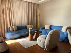 Superior-Apartment, Balkon, Stadtblick | Wohnbereich