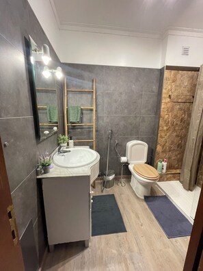 Shower, towels, toilet paper - Apartamento vista Mar na Figueira da Foz (Buarcos)