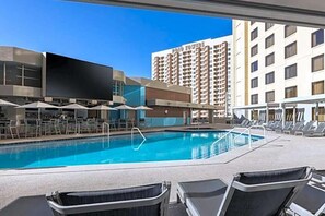 Una piscina al aire libre, una piscina climatizada