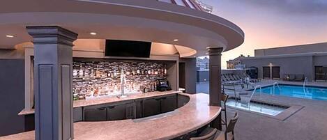 Utendørsbasseng og et oppvarmet basseng