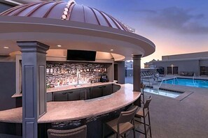 حمّام سباحة خارجي، حمّام سباحة مُدفَّأ