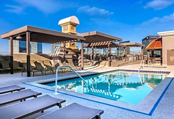 حمّام سباحة خارجي، حمّام سباحة مُدفَّأ