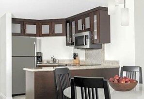 ثلاجة، ميكروويف، فرن، موقد طهي مسطح