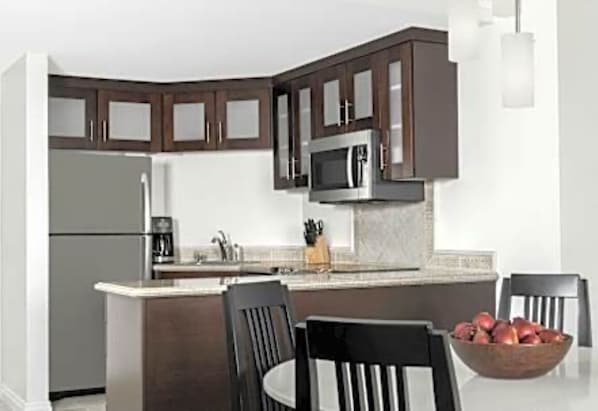 ثلاجة، ميكروويف، فرن، موقد طهي مسطح