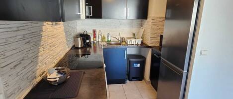 Kjøleskap, mikrobølgeovn, ovn og kokeplater