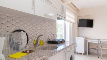 Frigobar, parrilla de estufa, periquera y utensilios de cocina