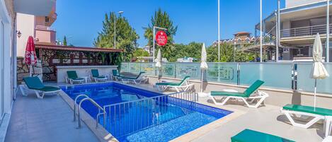 Kolam renang terbuka bermusim