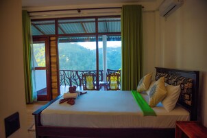 Quarto casal luxo, sacada, vista para a montanha | Individualmente mobiliados, escrivaninha