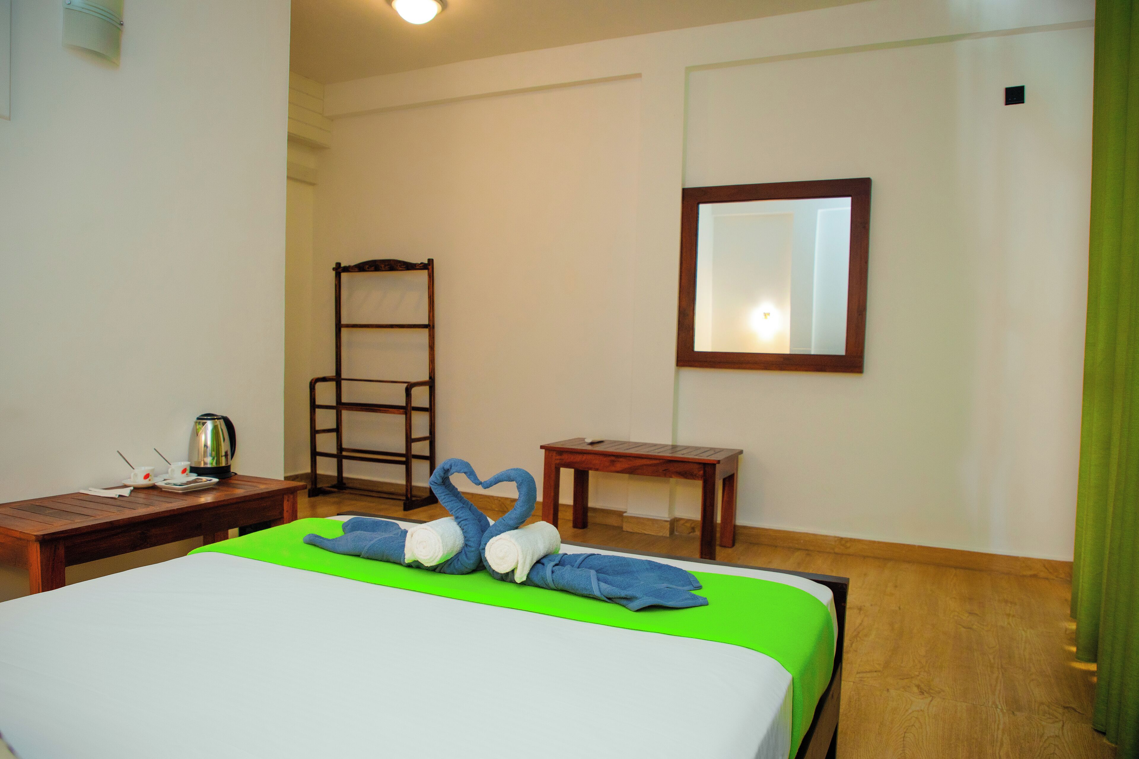 Muebles diferentes, escritorio y espacio para trabajar con laptop 