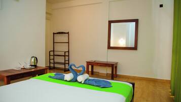 Muebles diferentes, escritorio y espacio para trabajar con laptop