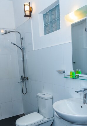 Deluxe Double Room, Balcony, Mountain View | Bathroom | Shower, rainfall showerhead, free toiletries, hair dryer - Jade Ella (Ella)