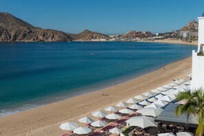 Plage, chaises longues