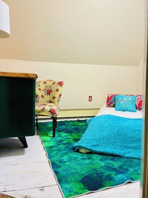 Tabla de planchar con plancha y ropa de cama