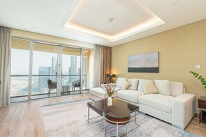 Luksusleilighet, balkong, byutsikt | Oppholdsrom | En 30-tommers smart-TV med digitale kanaler