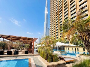 Outdoor pool - PVH - 1BR - Emaar Fashion Avenue (Dubai)