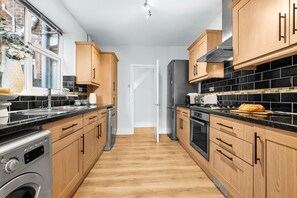 Kühlschrank, Mikrowelle, Ofen, Geschirrspüler